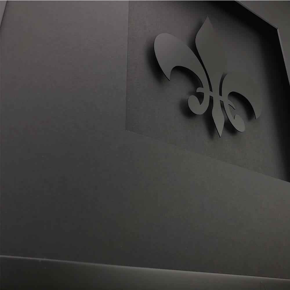 Quadratwerk Wandbild Detailansicht Pure Black Lilie 58cm - Rahmen Schwarz, Hintergrund Schwarz, Passepartout Schwarz/Schwarz