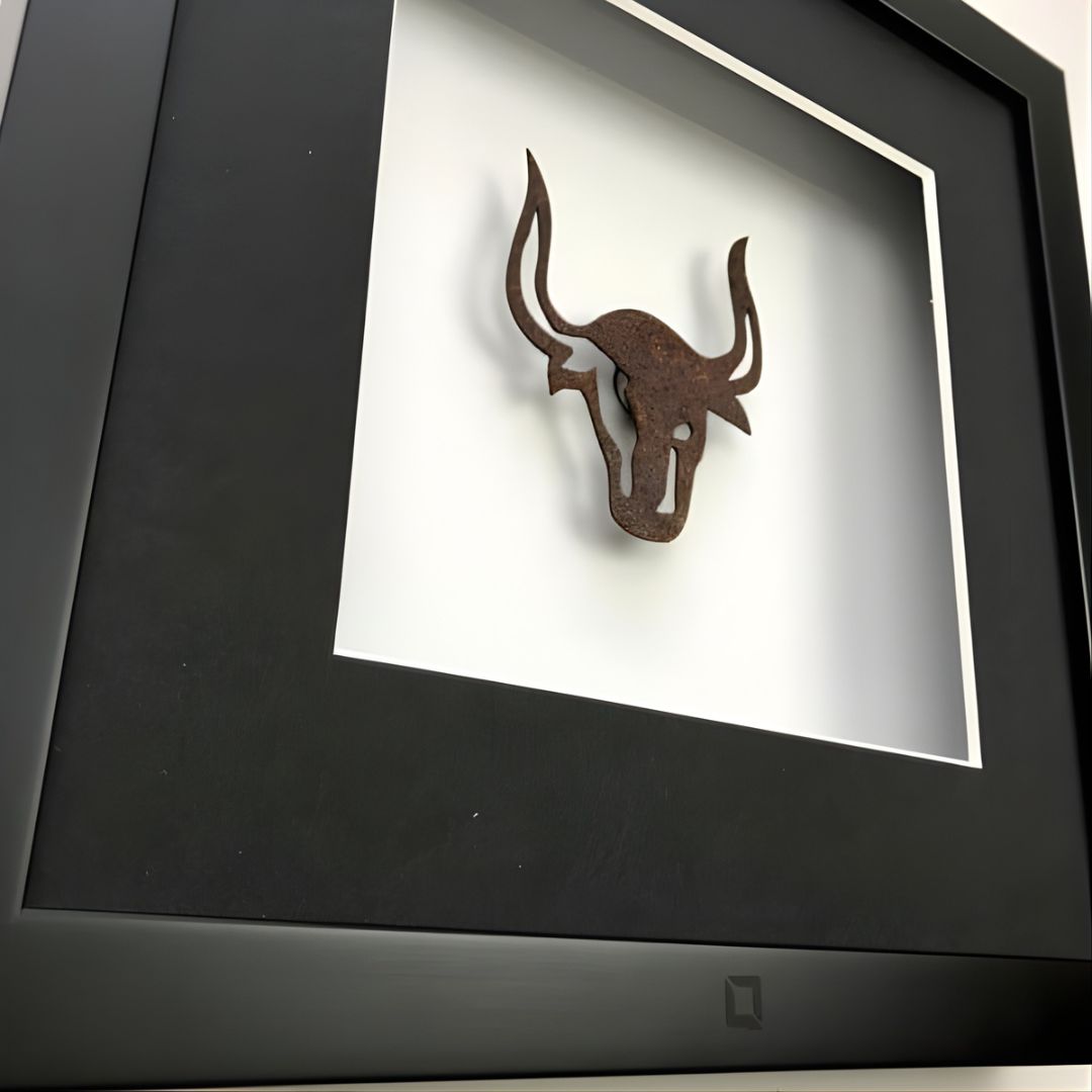 Quadratwerk Wandbild Detailansicht Urban Rust The Bull 27cm - Rahmen Schwarz, Hintergrund Weiß, Passepartout Schwarz/Weiß