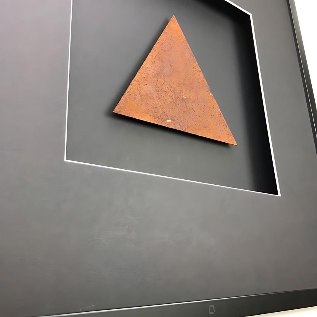 Quadratwerk Wandbild Detailaufnahme Urban Rust Dreieck 58cm - Rahmen Schwarz, Hintergrund Schwarz, Passepartout Schwarz/Weiß