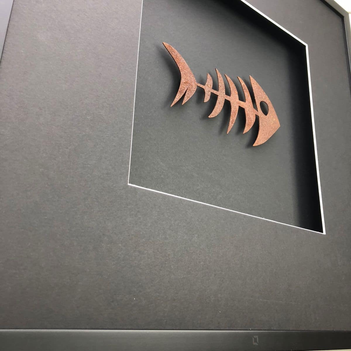 Quadratwerk Wandbild Detailansicht Urban Rust Fish 58cm - Rahmen Schwarz, Hintergrund Schwarz, Passepartout Schwarz/Weiß