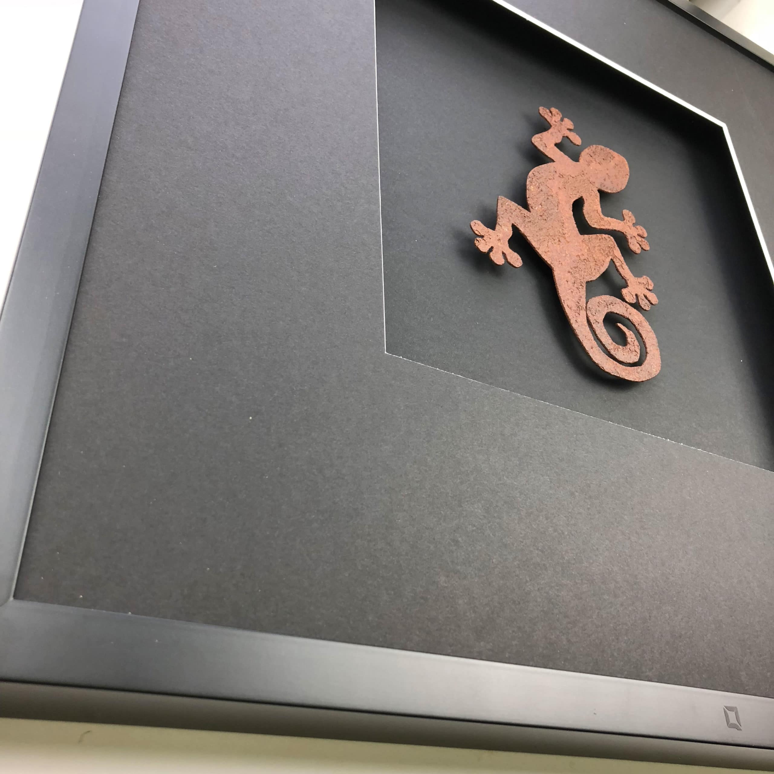 Quadratwerk Wandbild Detailansicht Urban Rust Gecko 58cm - Rahmen Schwarz, Hintergrund Schwarz, Passepartout Schwarz/Weiß