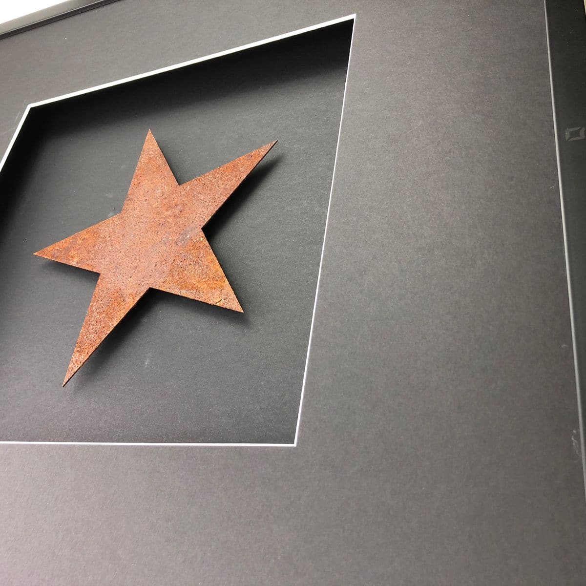 Quadratwerk Wandbild Detailansicht Urban Rust Star 58cm - Rahmen Schwarz, Hintergrund Schwarz, Passepartout Schwarz/Weiß