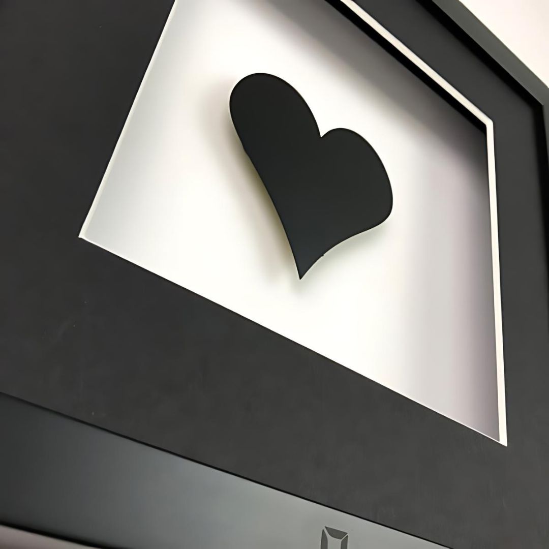Quadratwerk Wandbild Detailaufnahme Pure Black Heart 27cm - Rahmen Schwarz, Hintergrund Weiß, Passepartout Schwarz/Weiß