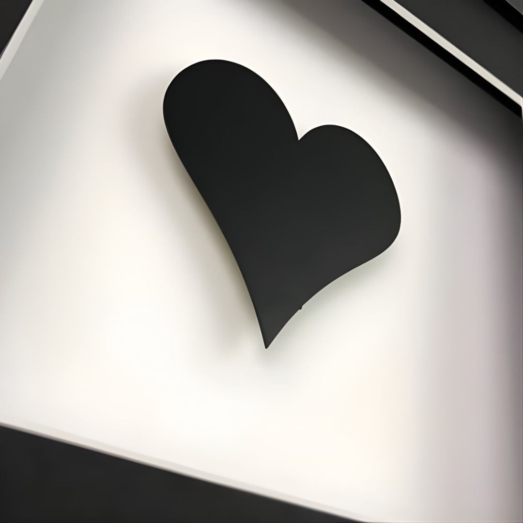Quadratwerk Wandbild Nahaufnahme Pure Black Heart 27cm - Rahmen Schwarz, Hintergrund Weiß, Passepartout Schwarz/Weiß