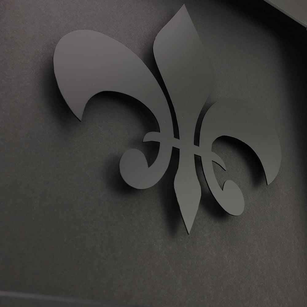 Quadratwerk Wandbild Nahaufnahme Pure Black Lilie 58cm - Rahmen Schwarz, Hintergrund Schwarz, Passepartout Schwarz/Schwarz