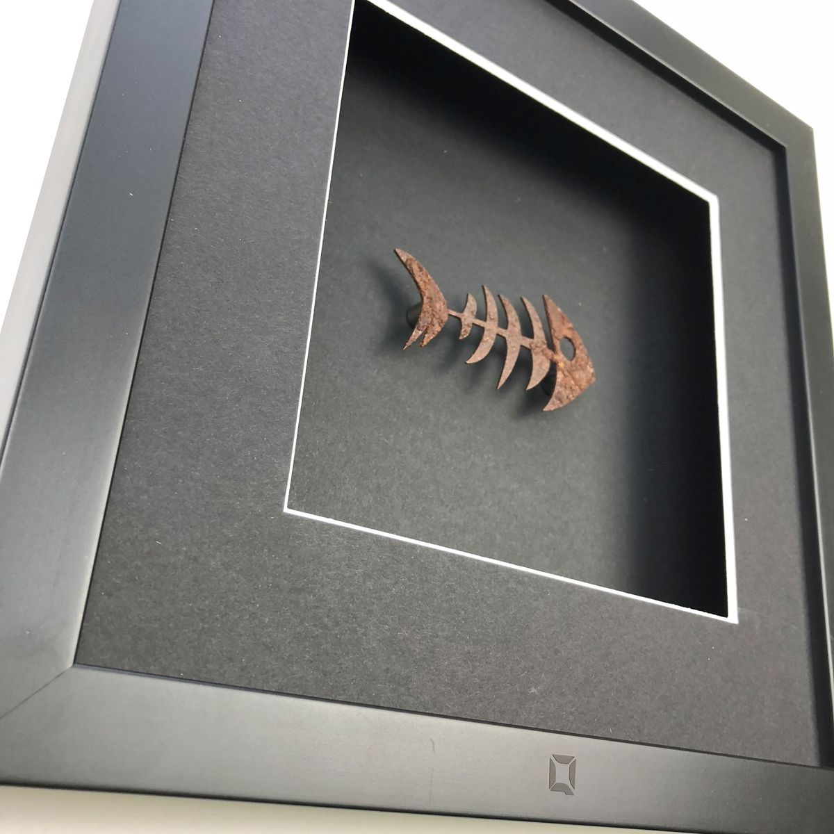 Quadratwerk Wandbild Nahaufnahme Urban Rust Fish 27cm - Rahmen Schwarz, Hintergrund Schwarz, Passepartout Schwarz/Weiß