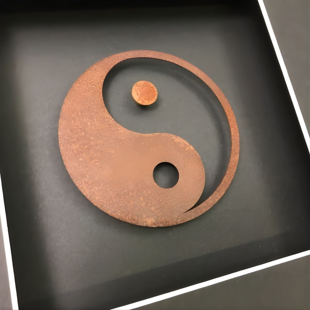 Quadratwerk Wandbild Nahaufnahme Urban Rust Yin & Yang 27cm - Rahmen Schwarz, Hintergrund Schwarz, Passepartout Schwarz/Weiß