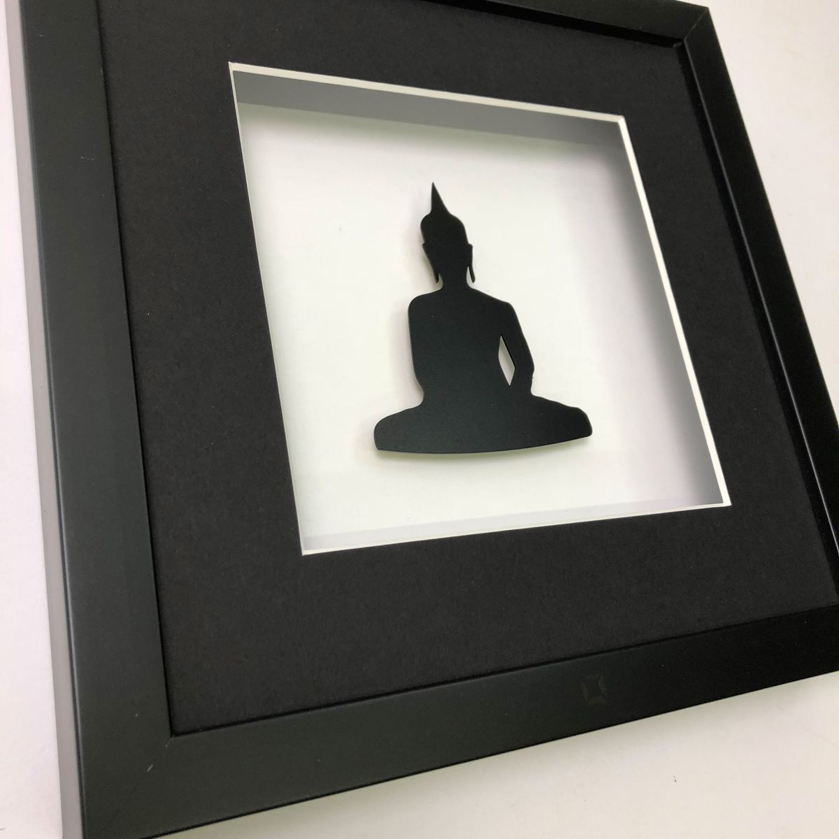 Quadratwerk Wandbild detailansicht Pure Black Buddha 27cm - Rahmen Schwarz, Hintergrund Weiß, Passepartout Schwarz/Weiß