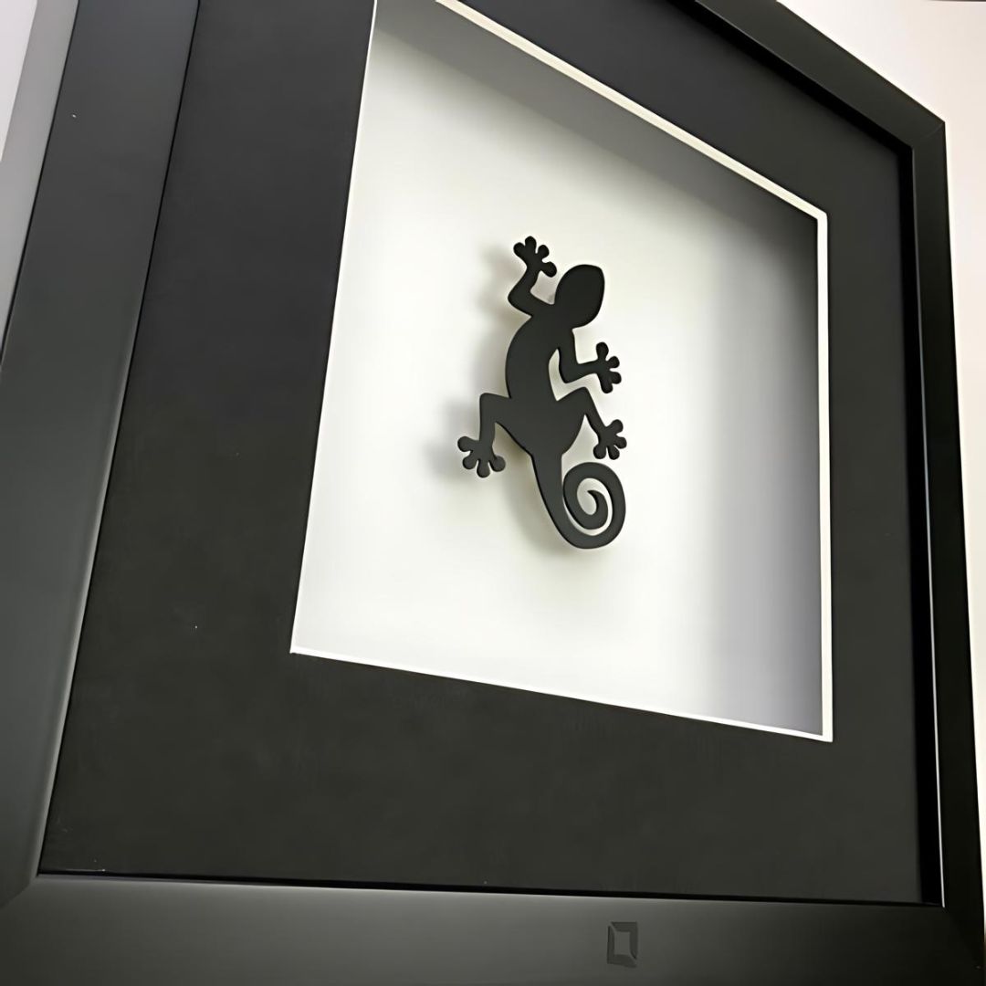 Quadratwerk Wandbild detailansicht Pure Black Gecko 27cm - Rahmen Schwarz, Hintergrund Weiß, Passepartout Schwarz/Weiß