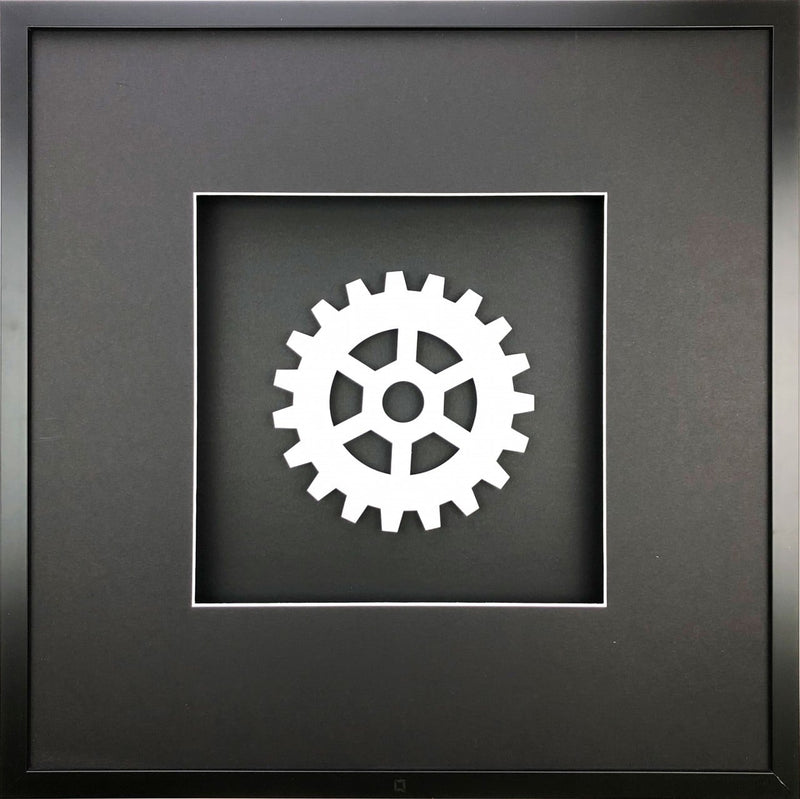 Quadratwerk Wandbild All White Gear 58cm - Rahmen Schwarz, Hintergrund Schwarz, Passepartout Schwarz/Weiß