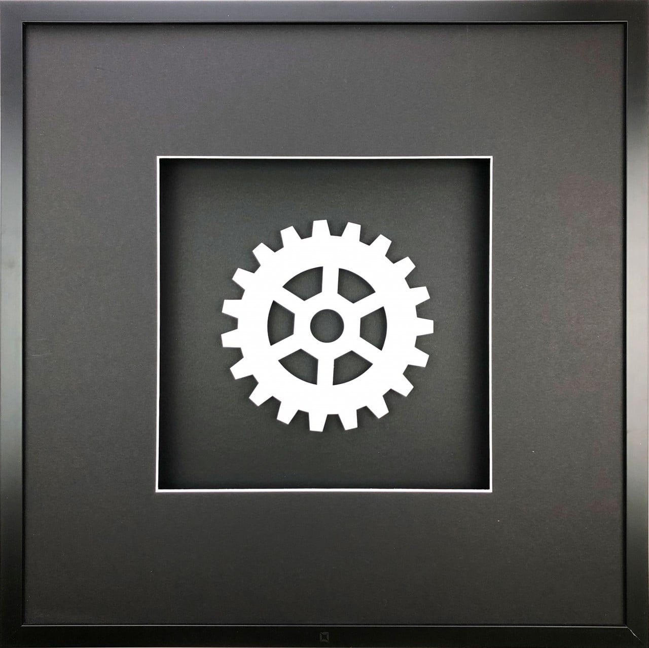 Quadratwerk Wandbild All White Gear 58cm - Rahmen Schwarz, Hintergrund Schwarz, Passepartout Schwarz/Weiß