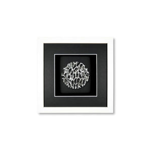 Quadratwerk Wandbild Magic Silver Rund 27cm - Rahmen Weiß, Hintergrund Schwarz, Passepartout Schwarz/Weiß