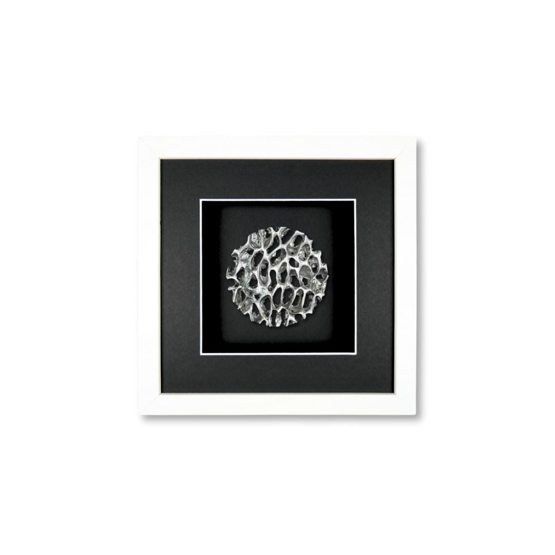 Quadratwerk Wandbild Magic Silver Rund 27cm - Rahmen Weiß, Hintergrund Schwarz, Passepartout Schwarz/Weiß