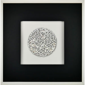 Quadratwerk Wandbild Magic Silver Rund 58cm - Rahmen Weiß, Hintergrund Weiß, Passepartout Schwarz/Schwarz