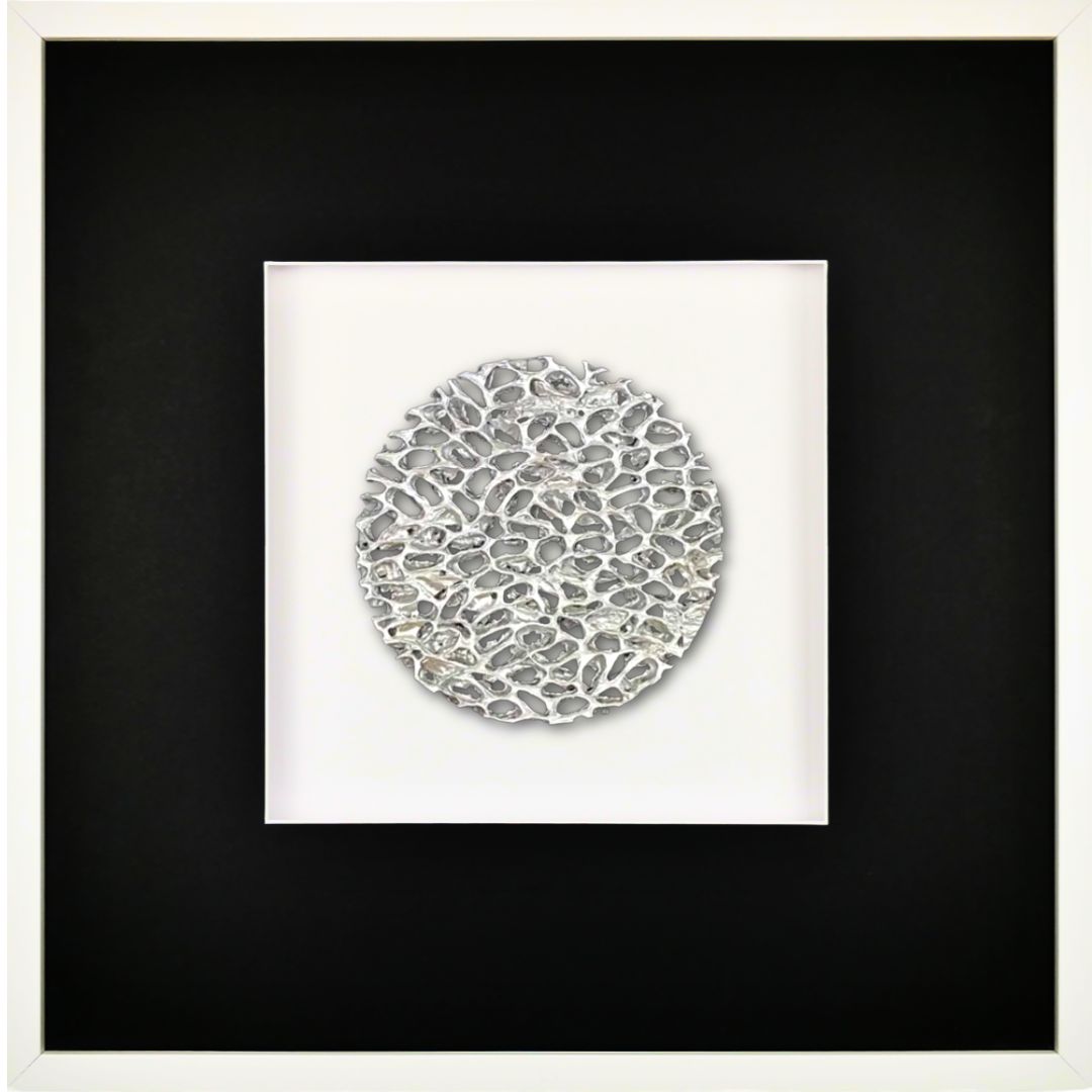 Quadratwerk Wandbild Magic Silver Rund 58cm - Rahmen Weiß, Hintergrund Weiß, Passepartout Schwarz/Weiß