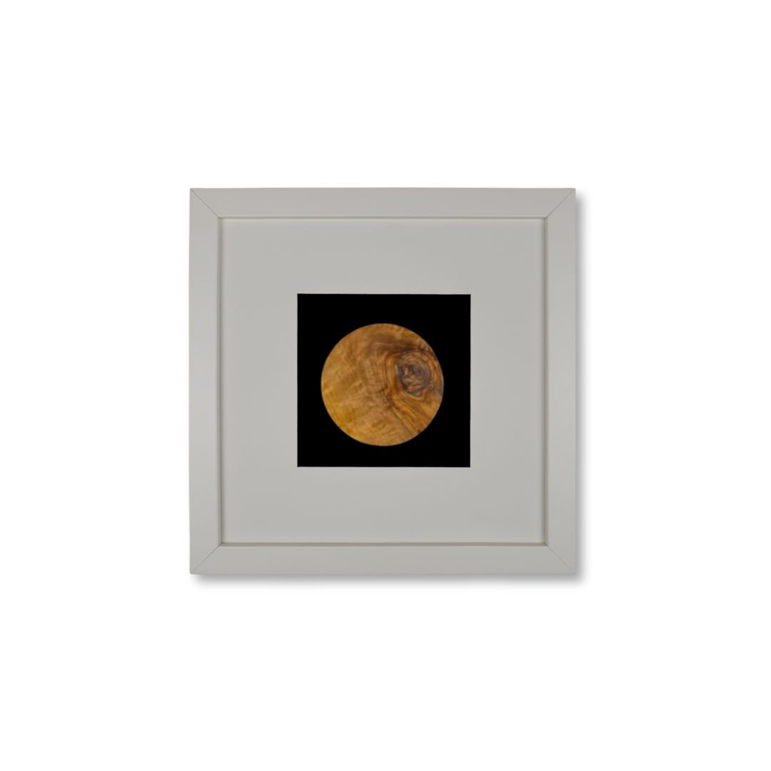 Quadratwerk Wandbild Noble Wood Rund 27cm - Rahmen Weiß, Hintergrund Schwarz, Passepartout Weiß/Schwarz