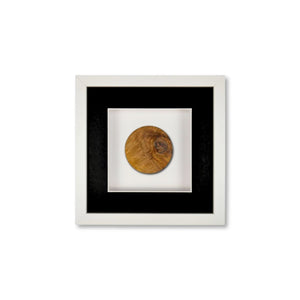 Quadratwerk Wandbild Noble Wood Rund 27cm - Rahmen Weiß, Hintergrund Weiß, Passepartout Schwarz/Weiß