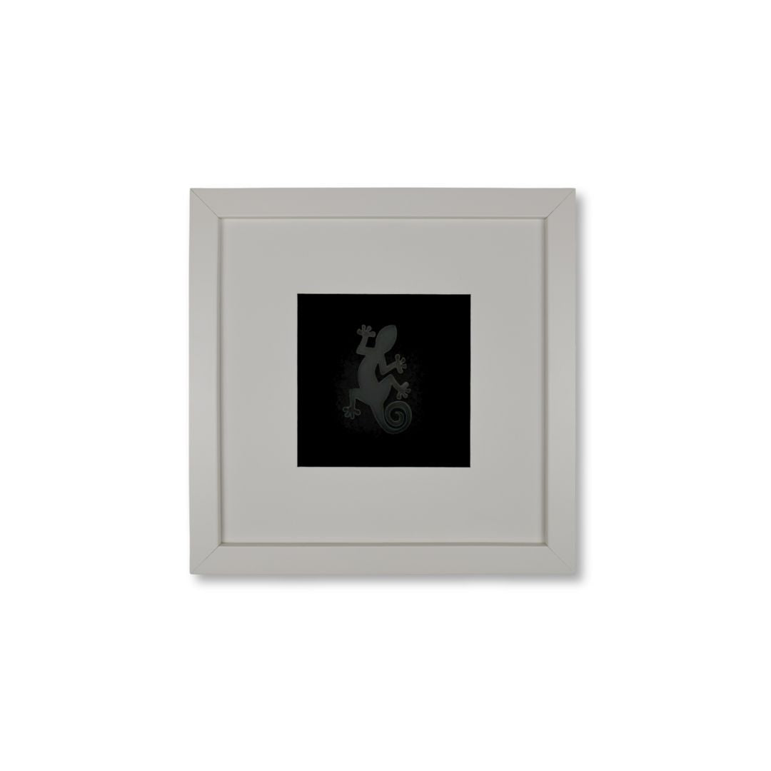 Quadratwerk Wandbild Pure Black Gecko 27cm - Rahmen Weiß, Hintergrund Schwarz, Passepartout Weiß/Schwarz
