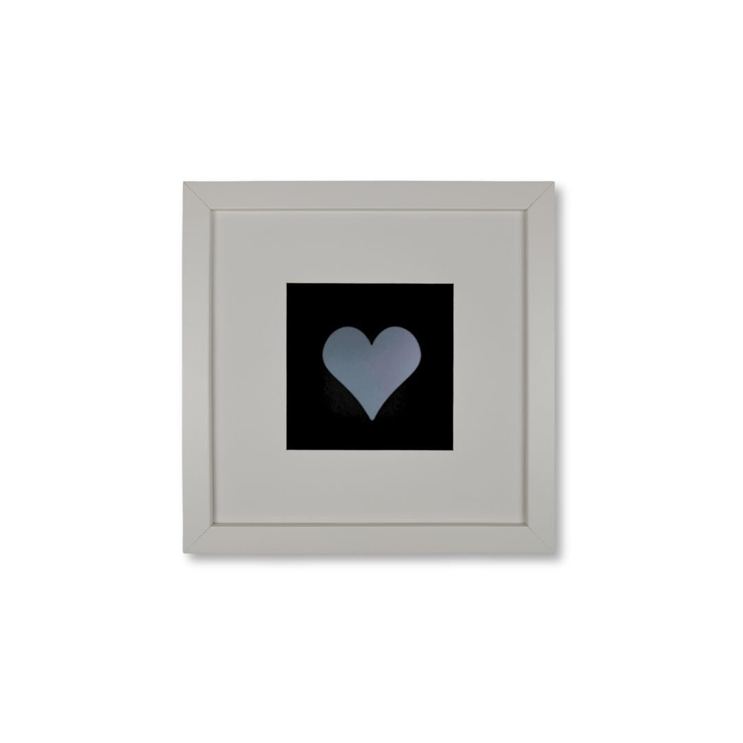Quadratwerk Wandbild Pure Black Heart 27cm - Rahmen Weiß, Hintergrund Schwarz, Passepartout Weiß/Schwarz