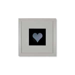 Quadratwerk Wandbild Pure Black Heart 27cm - Rahmen Weiß, Hintergrund Schwarz, Passepartout Weiß/Schwarz