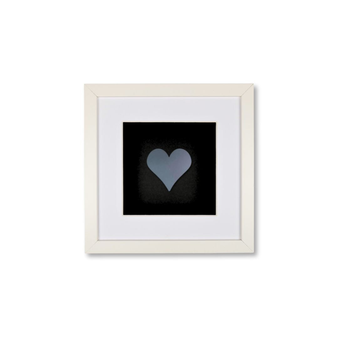 Quadratwerk Wandbild Pure Black Heart 27cm - Rahmen Weiß, Hintergrund Schwarz, Passepartout Weiß/Weiß