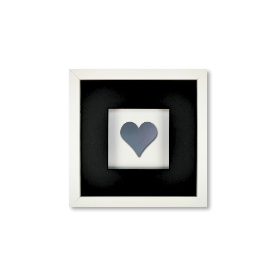 Quadratwerk Wandbild Pure Black Heart 27cm - Rahmen Weiß, Hintergrund Weiß, Passepartout Schwarz/Schwarz