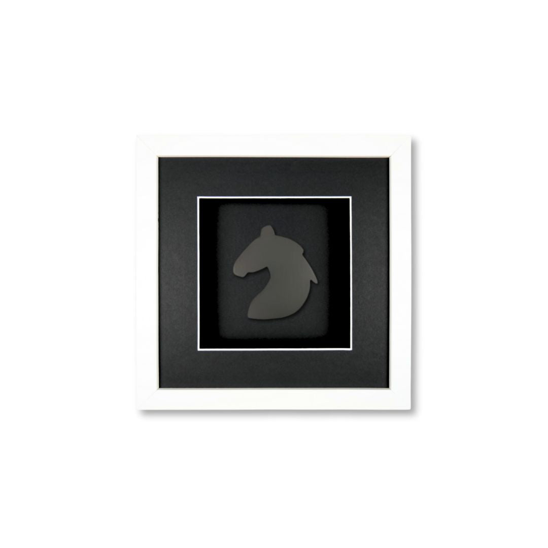 Quadratwerk Wandbild Pure Black Knight Pferdekopf 27cm - Rahmen Weiß, Hintergrund Schwarz, Passepartout Schwarz/Weiß