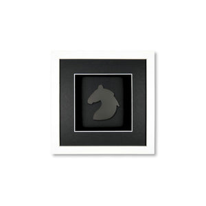 Quadratwerk Wandbild Pure Black Knight Pferdekopf 27cm - Rahmen Weiß, Hintergrund Schwarz, Passepartout Schwarz/Weiß