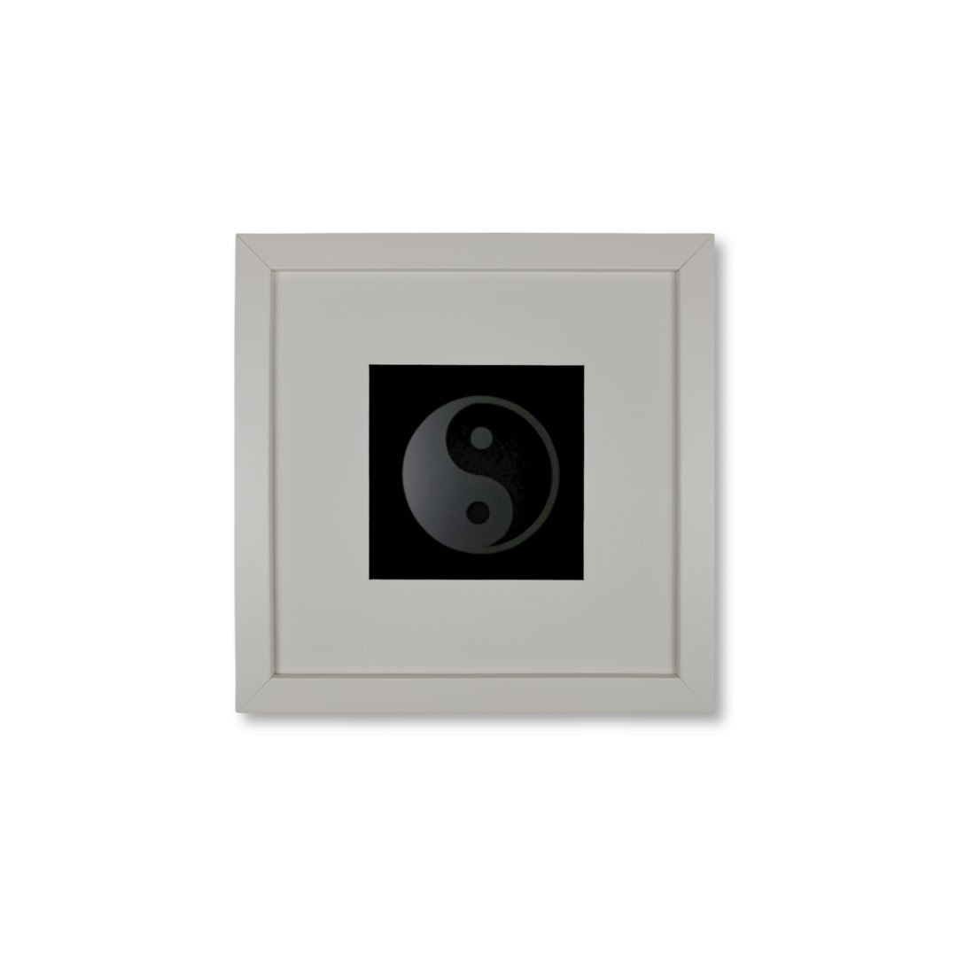 Quadratwerk Wandbild Pure Black Yin & Yan 27cm - Rahmen Weiß, Hintergrund Schwarz, Passepartout Weiß/Schwarz