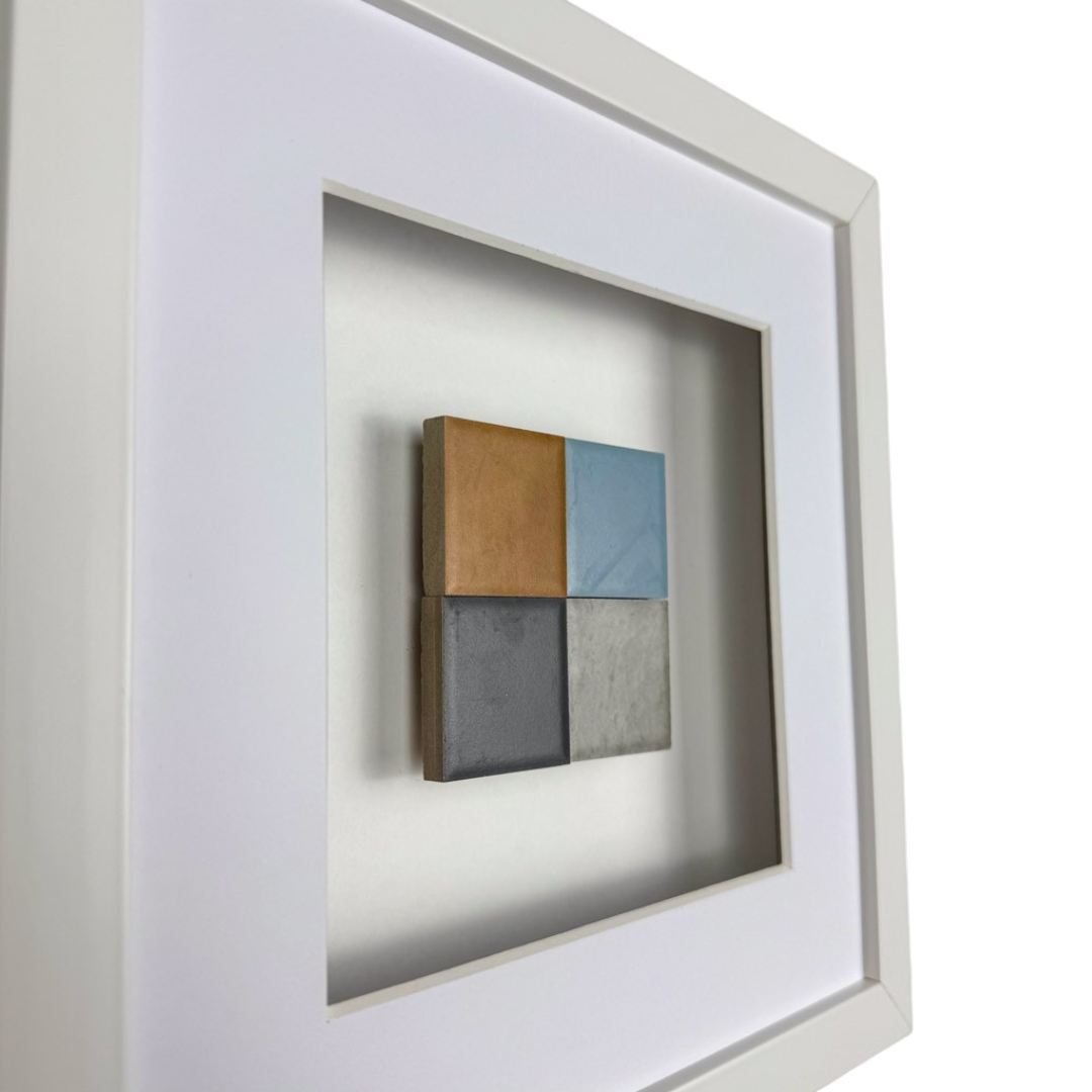 Seitenansicht Wandbild SPECIAL EDITION Ciel Panels 27cm – Tiefe und Volumen der Betonreliefs in Blau und Ocker, handgefertigt Made in Germany, weißer Rahmen