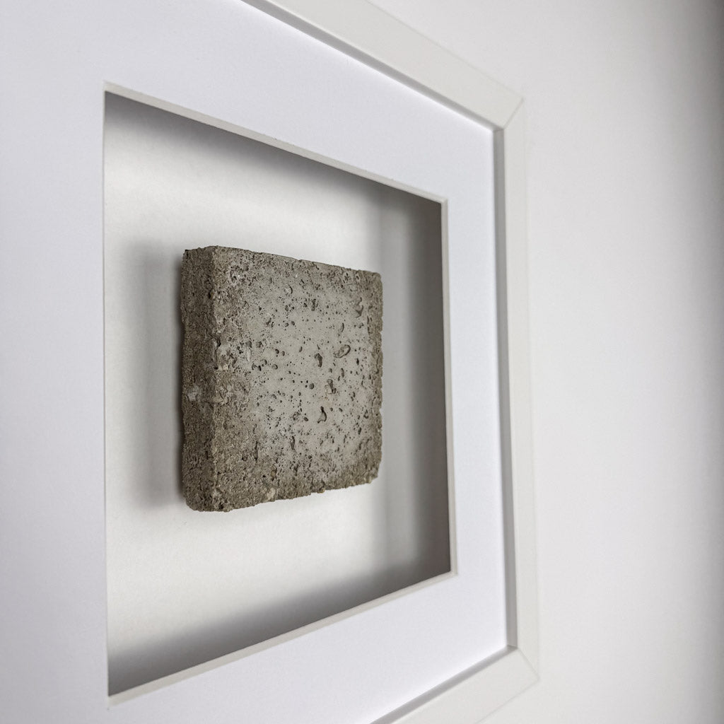 Seitenansicht Wandbild SPECIAL EDITION Concrete 27cm – Tiefe und raue Textur des Betonreliefs in Anthrazit, handgefertigt Made in Germany, weißer Rahmen