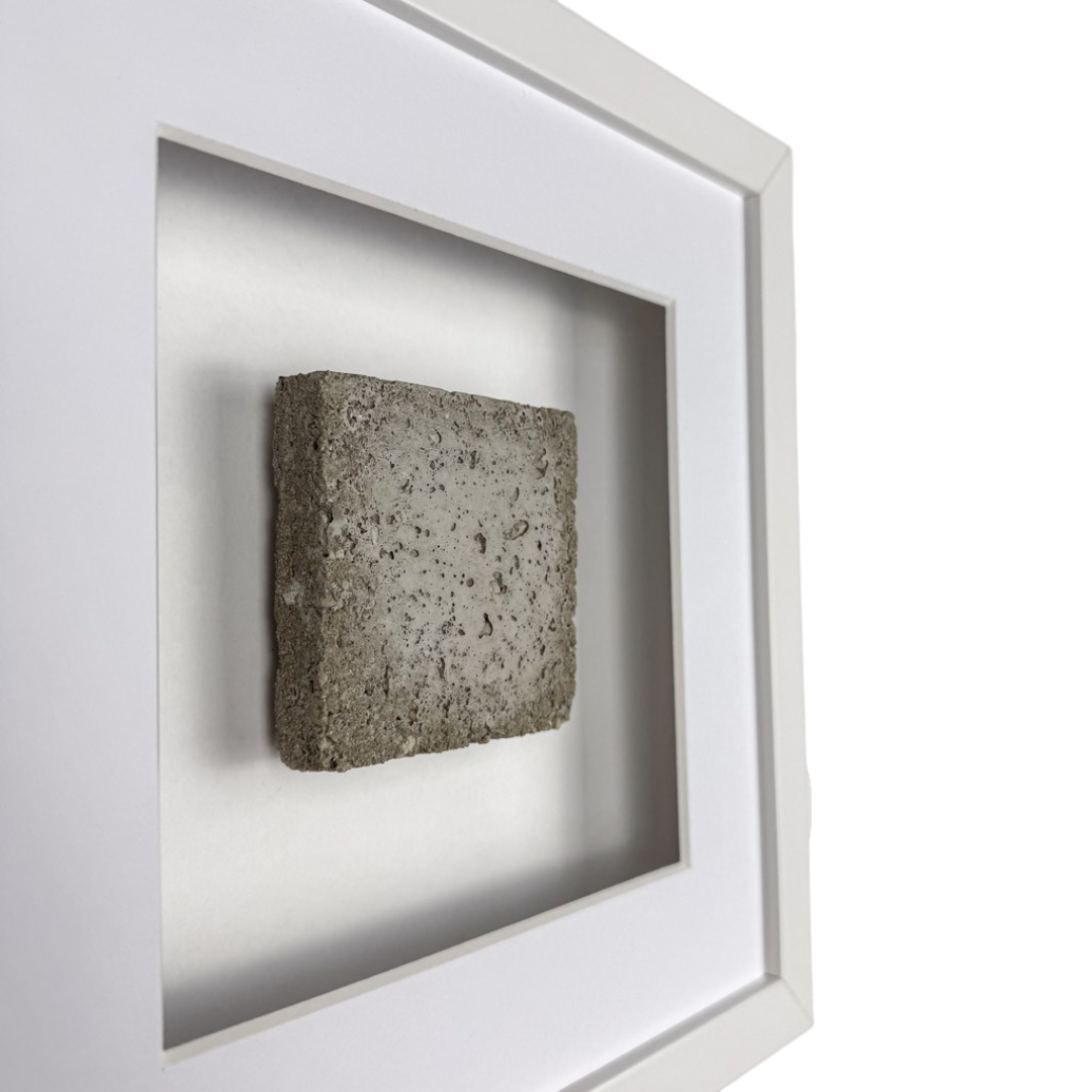 Seitenansicht Wandbild SPECIAL EDITION Concrete 27cm – Tiefe und raue Textur des Betonreliefs in Anthrazit, handgefertigt Made in Germany, weißer Rahmen