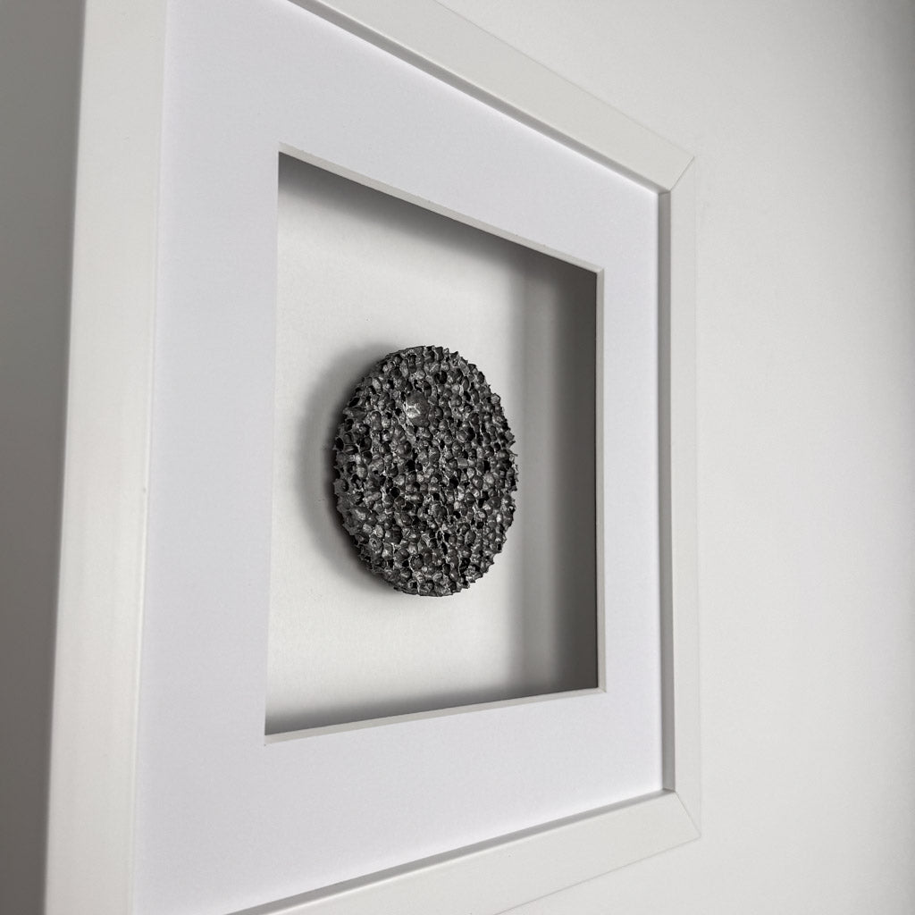 Seitenansicht Wandbild SPECIAL EDITION Magic Noir Circle 27cm – Tiefe und kristalline Wabenstruktur des Metallschaum-Reliefs in Graphit, handgefertigt Made in Germany