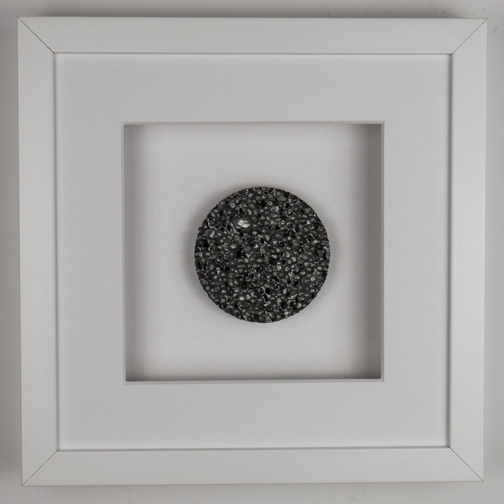 Wandbild SPECIAL EDITION Magic Noir Circle 27x27 cm – rundes Metallschaum-Relief in dunklem Graphit, limitiertes 3D-Wandbild handgefertigt Made in Germany, weißer Rahmen