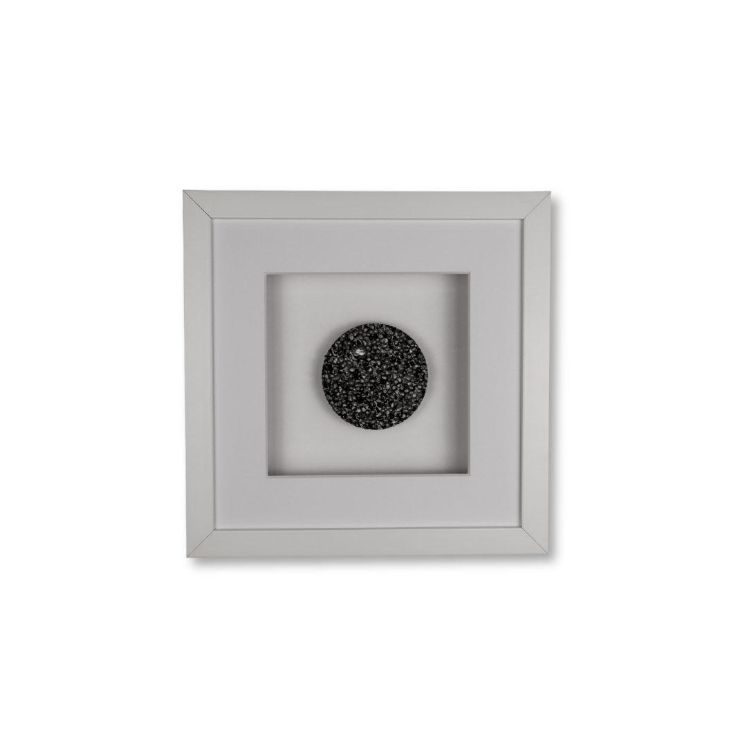 Wandbild SPECIAL EDITION Magic Noir Circle 27x27 cm – rundes Metallschaum-Relief in dunklem Graphit, limitiertes 3D-Wandbild handgefertigt Made in Germany, weißer Rahmen