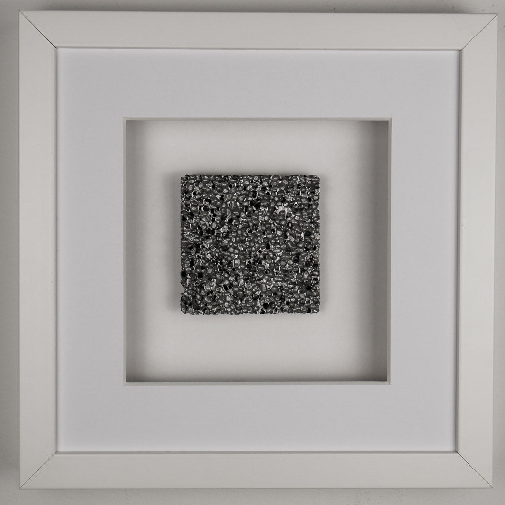 Wandbild SPECIAL EDITION Magic Noir Raw 27x27 cm – grobes Metallschaum-Relief in Silber-Schwarz mit kristalliner Rohstruktur, limitiertes 3D-Wandbild handgefertigt Made in Germany, weißer Rahmen