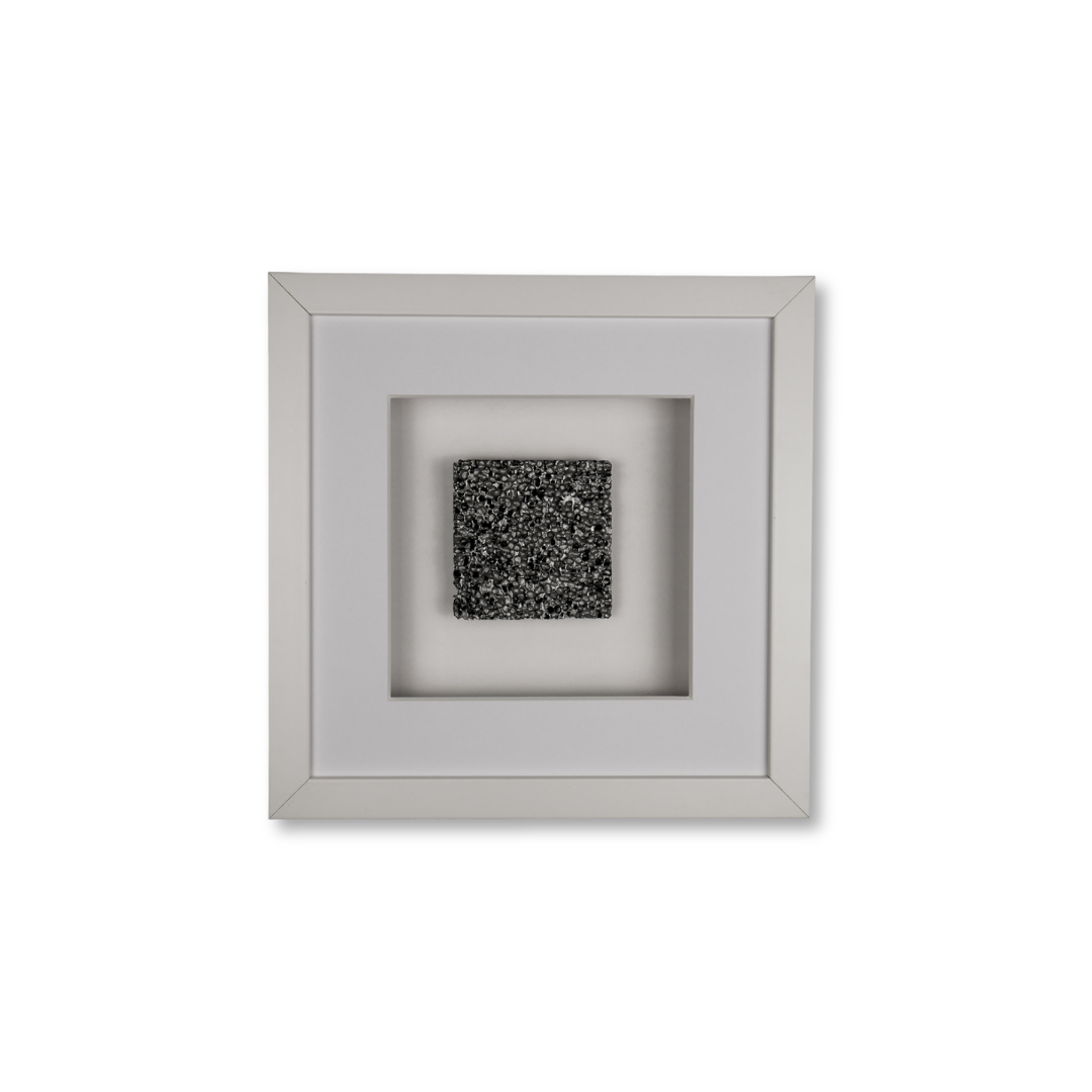 Wandbild SPECIAL EDITION Magic Noir Raw 27x27 cm – grobes Metallschaum-Relief in Silber-Schwarz mit kristalliner Rohstruktur, limitiertes 3D-Wandbild handgefertigt Made in Germany, weißer Rahmen