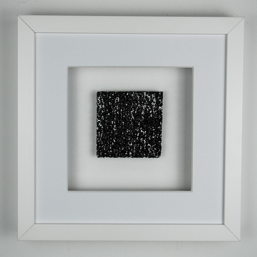Wandbild SPECIAL EDITION Magic Noir Square 27x27 cm – quadratisches Metallschaum-Relief in tiefem Schwarz mit Wabenstruktur, limitiertes 3D-Wandbild handgefertigt Made in Germany, weißer Rahmen
