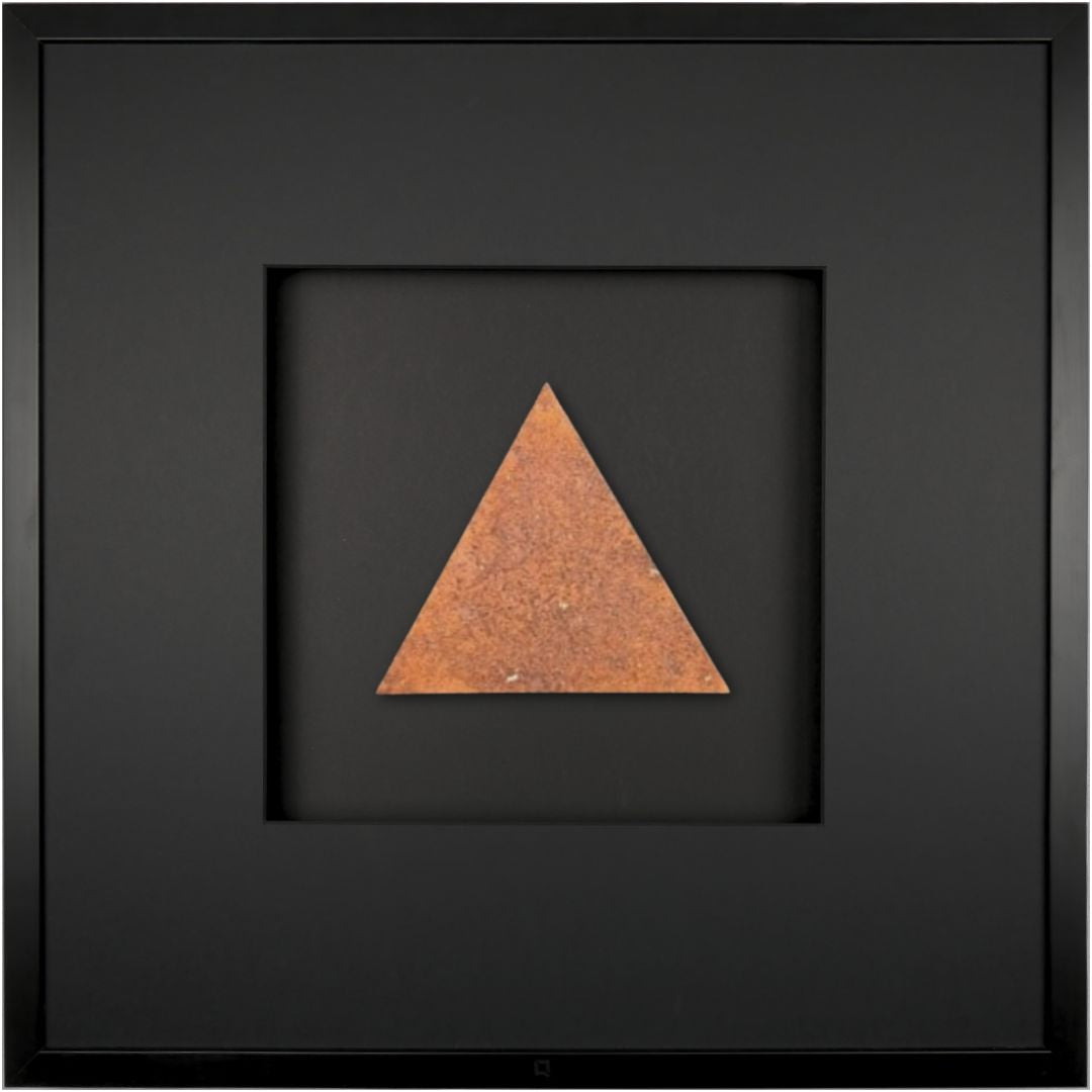 Quadratwerk Wandbild Urban Rust Dreieck 58cm - Rahmen Schwarz, Hintergrund Schwarz, Passepartout Schwarz/Schwarz