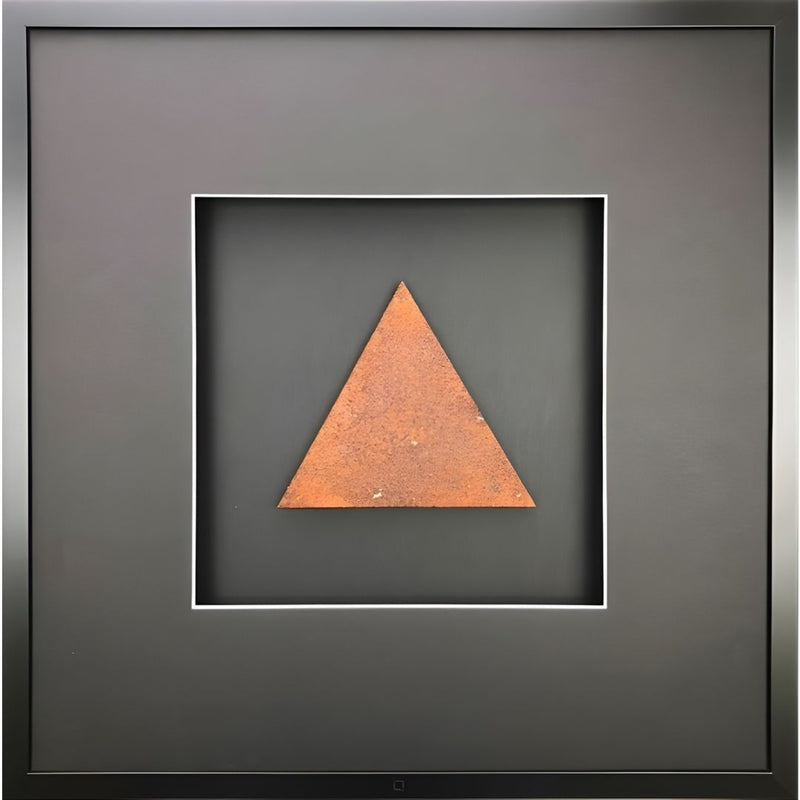 Quadratwerk Wandbild Urban Rust Dreieck 58cm - Rahmen Schwarz, Hintergrund Schwarz, Passepartout Schwarz/Weiß