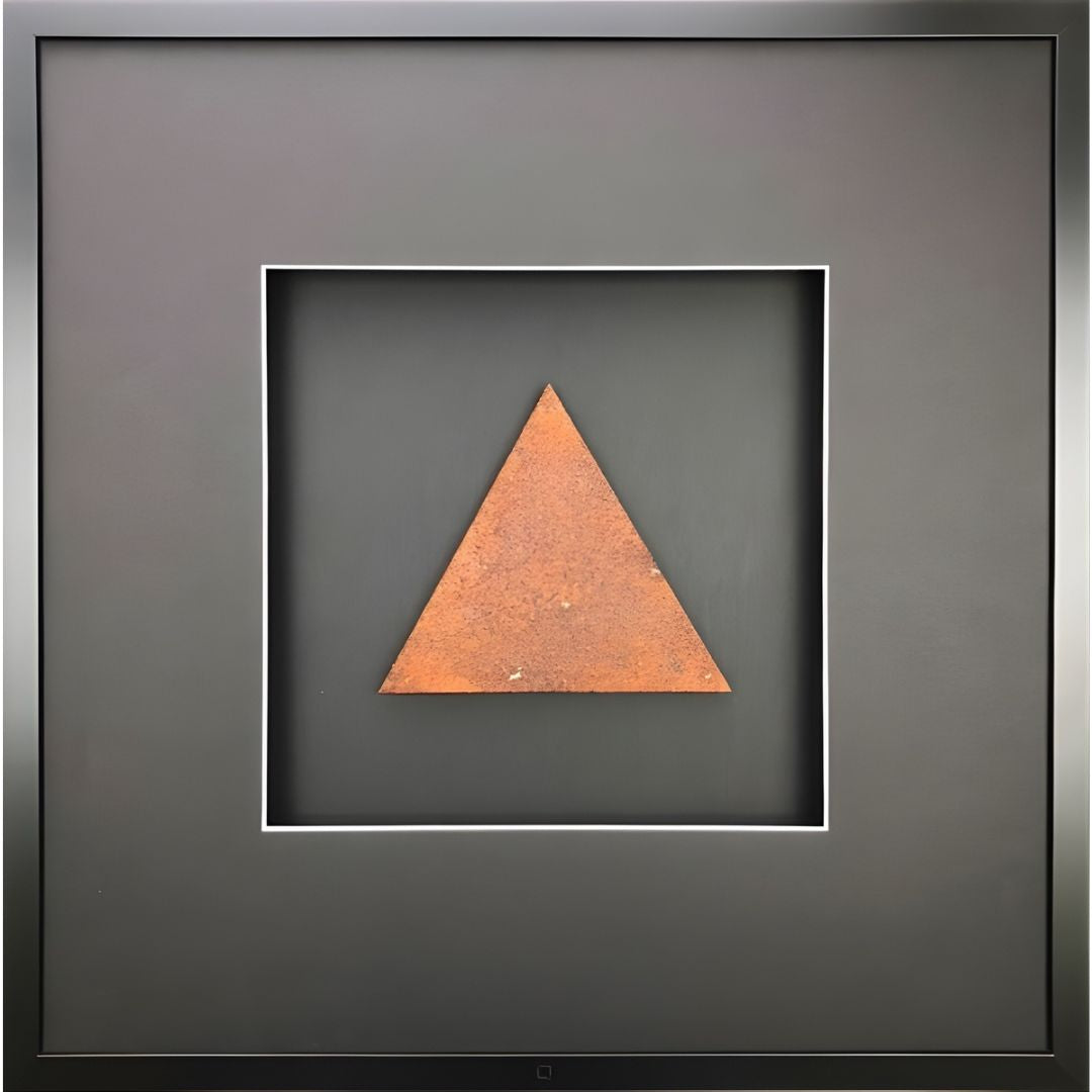 Quadratwerk Wandbild Urban Rust Dreieck 58cm - Rahmen Schwarz, Hintergrund Schwarz, Passepartout Schwarz/Weiß