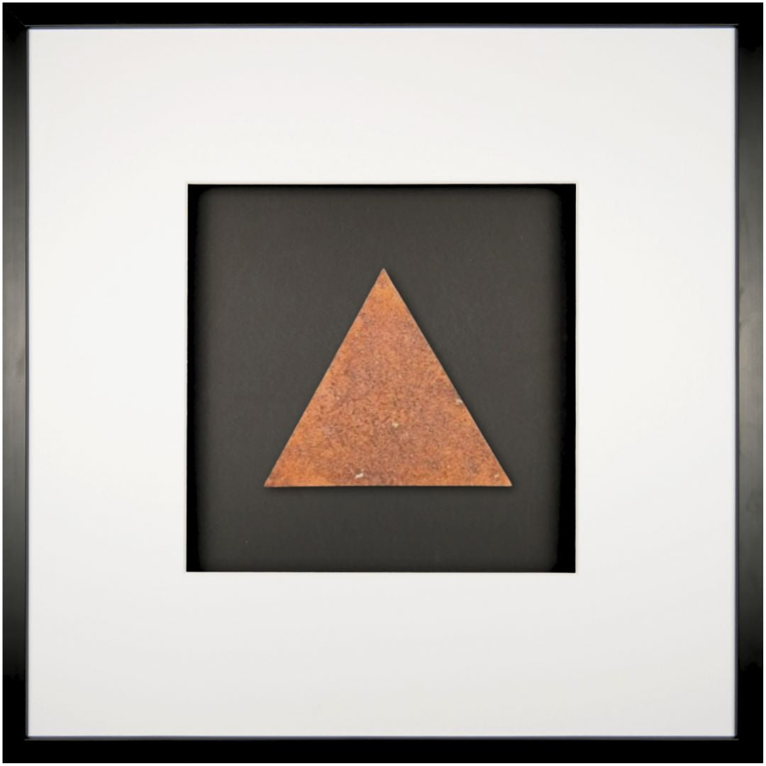 Quadratwerk Wandbild Urban Rust Dreieck 58cm - Rahmen Schwarz, Hintergrund Schwarz, Passepartout Weiß/Weiß