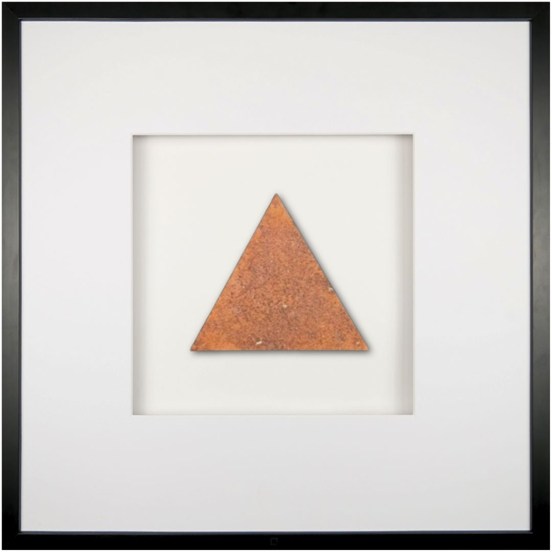 Quadratwerk Wandbild Urban Rust Dreieck 58cm - Rahmen Schwarz, Hintergrund Weiß, Passepartout Weiß/Weiß