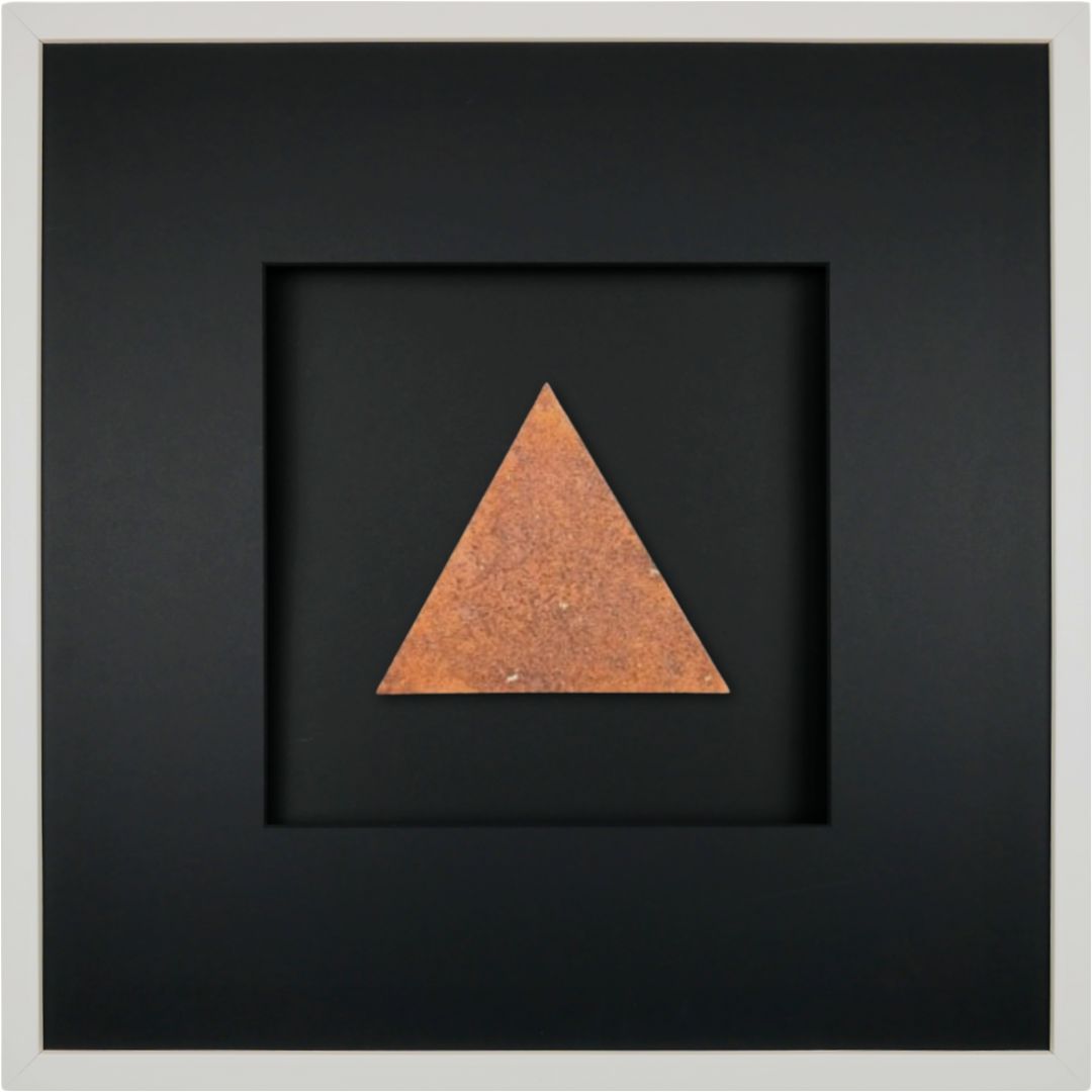 Quadratwerk Wandbild Urban Rust Dreieck 58cm - Rahmen Weiß, Hintergrund Schwarz, Passepartout Schwarz/Schwarz
