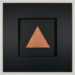 Quadratwerk Wandbild Urban Rust Dreieck 58cm - Rahmen Weiß, Hintergrund Schwarz, Passepartout Schwarz/Schwarz
