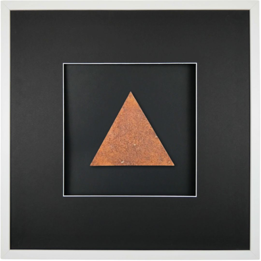 Quadratwerk Wandbild Urban Rust Dreieck 58cm - Rahmen Weiß, Hintergrund Schwarz, Passepartout Schwarz/Weiß