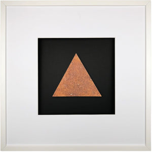 Quadratwerk Wandbild Urban Rust Dreieck 58cm - Rahmen Weiß, Hintergrund Schwarz, Passepartout Weiß/Weiß
