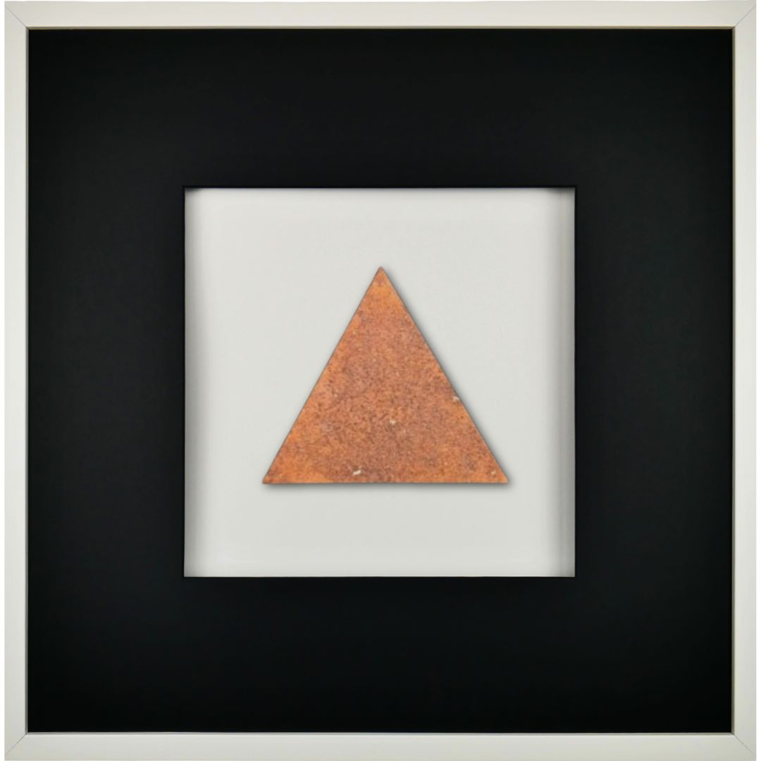 Quadratwerk Wandbild Urban Rust Dreieck 58cm - Rahmen Weiß, Hintergrund Weiß, Passepartout Schwarz/Schwarz