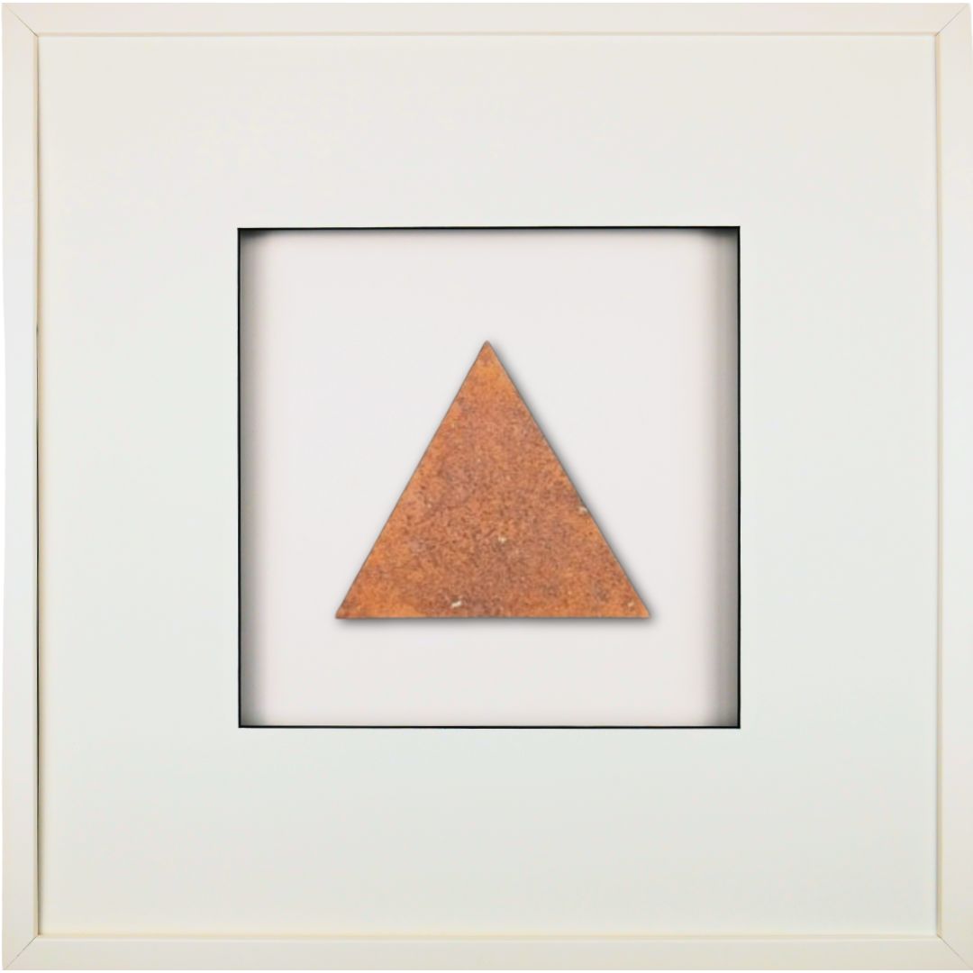 Quadratwerk Wandbild Urban Rust Dreieck 58cm - Rahmen Weiß, Hintergrund Weiß, Passepartout Weiß/Schwarz