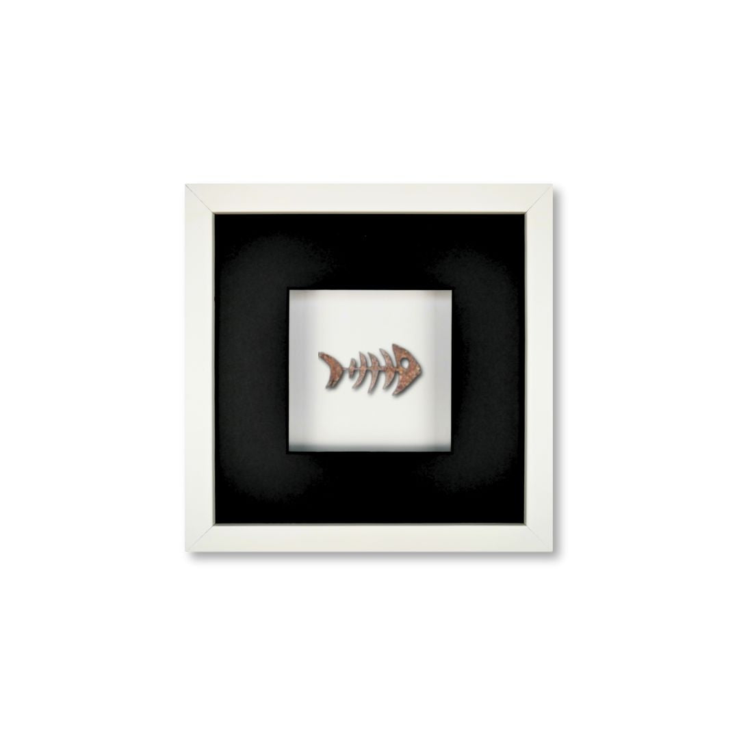Quadratwerk Wandbild Detailaufnahme Urban Rust Fish 27cm - Rahmen Weiß, Hintergrund Weiß, Passepartout Schwarz/Schwarz